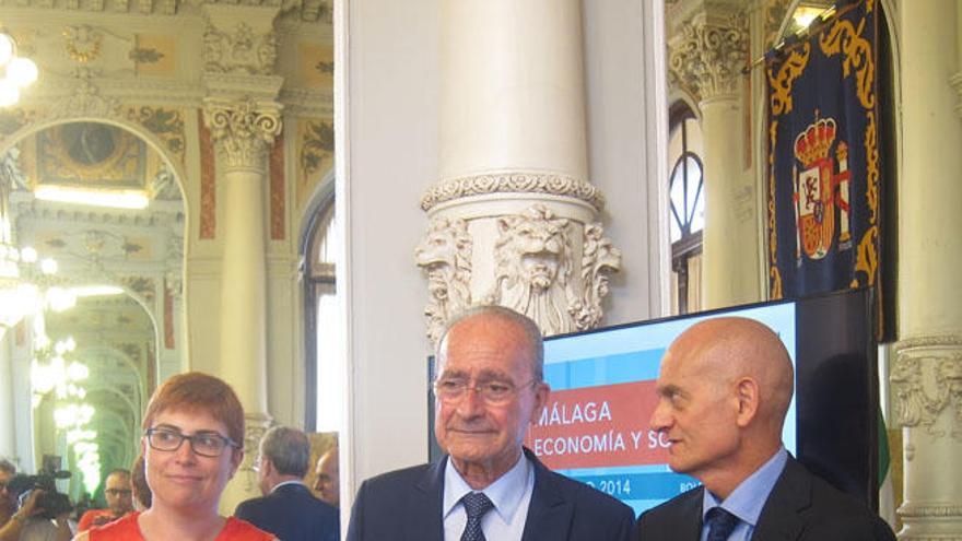 Felisa Becerra, Francisco de la Torre y Francisco García Navas, en la presentación del informe.