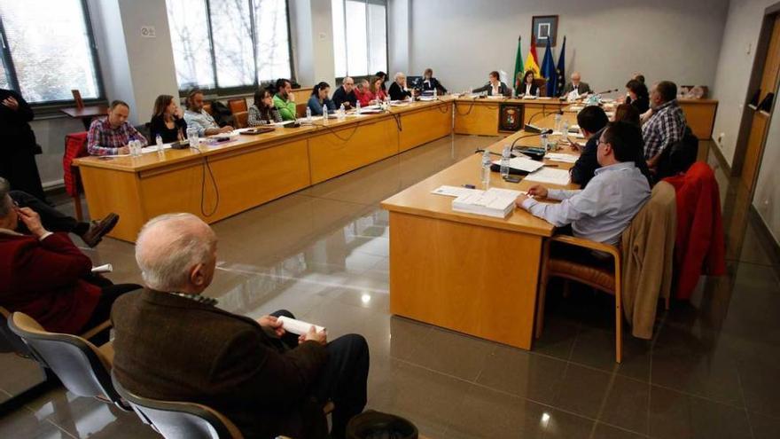 Los concejales de Castrillón, ayer, durante el Pleno de presupuestos.