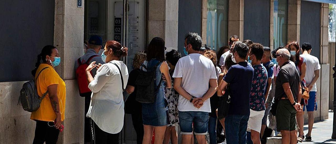 Colas, en junio, ante el Servicio de Atención al Ciudadano.