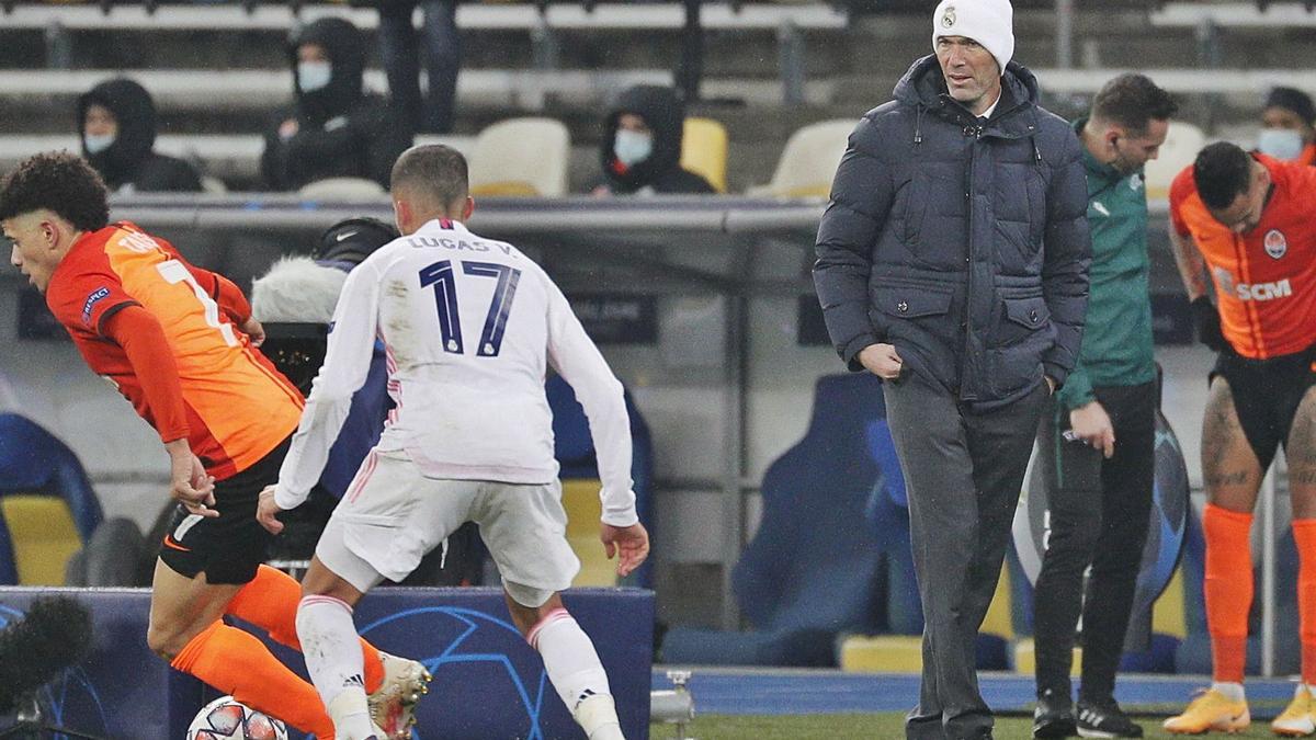 Zidane sigue el desarrollo del partido del Real Madrid en Kiev. |  // EFE