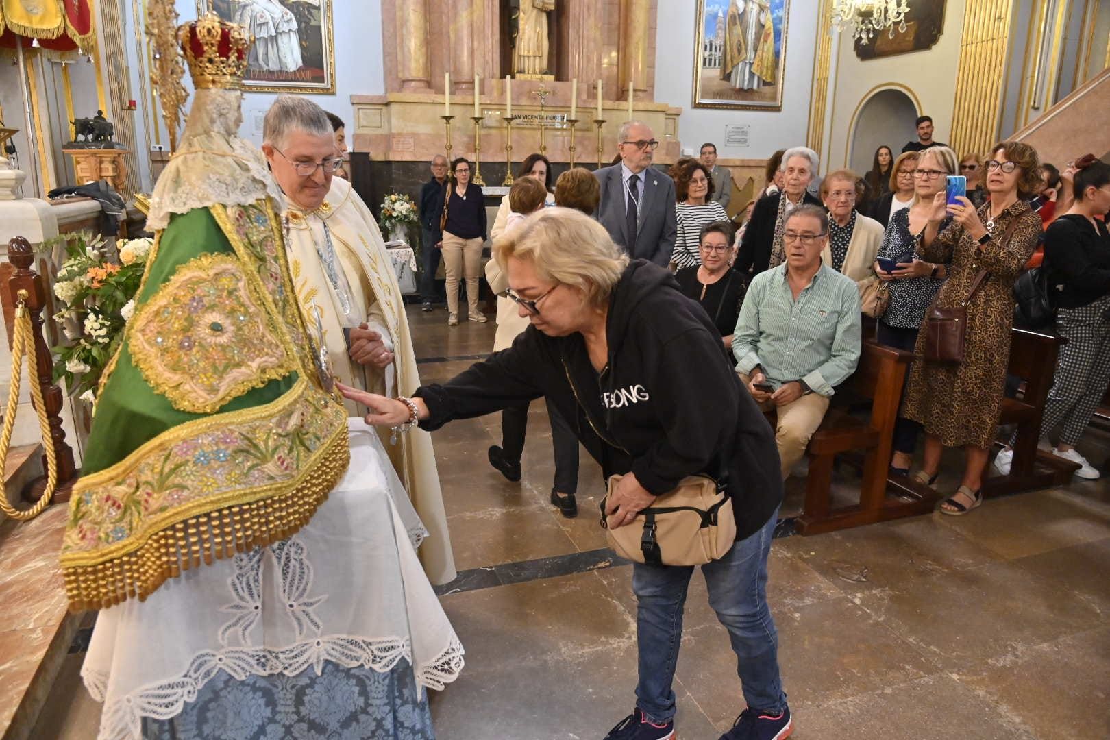 Castelló muestra su devoción por Lledó con el tradicional Paso por el Manto