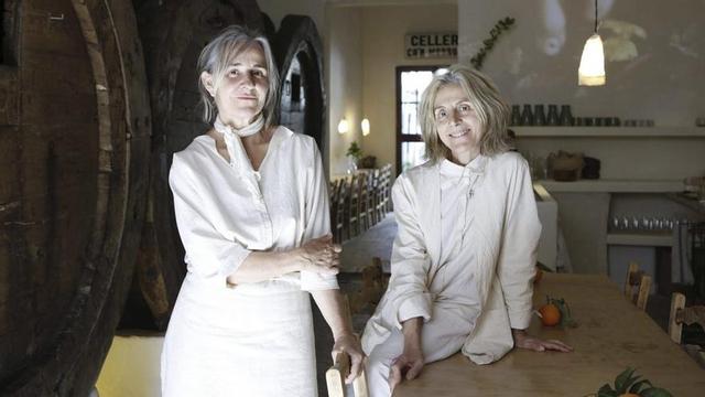 Maria (li.) und Teresa Solivellas vor den Weinfässern des ehemaligen Celler Ca‘n Marron.  | FOTOS: NELE BENDGENS
