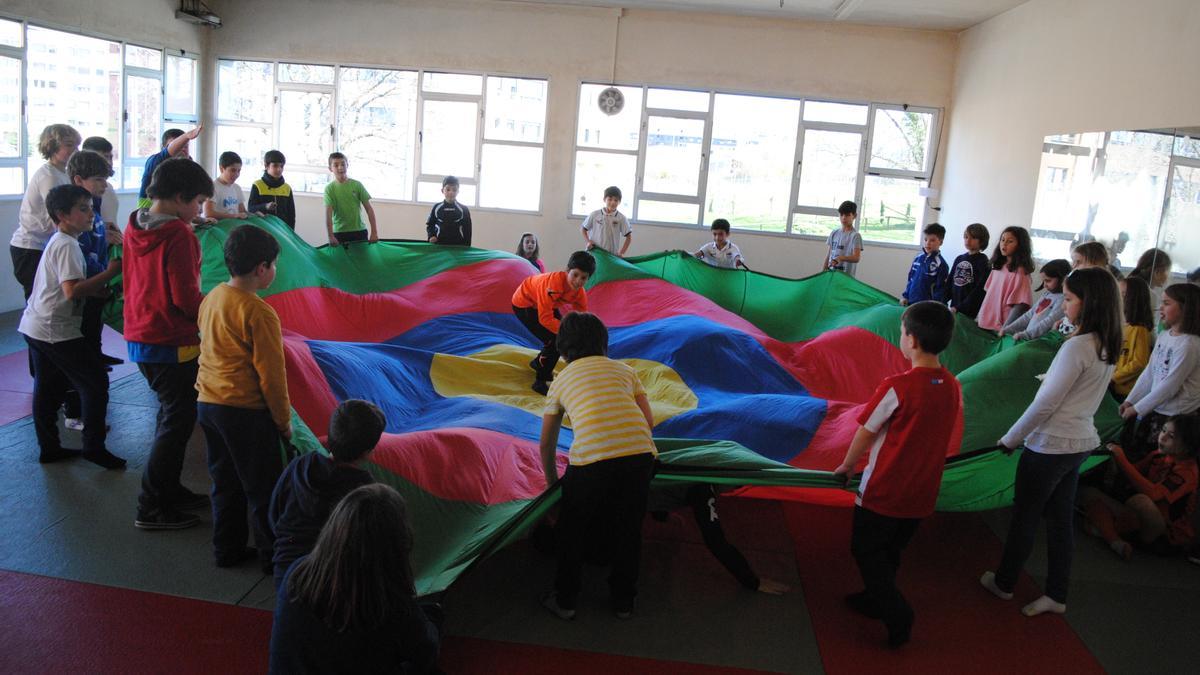 Niños y niñas en una actividad deportiva municipal.