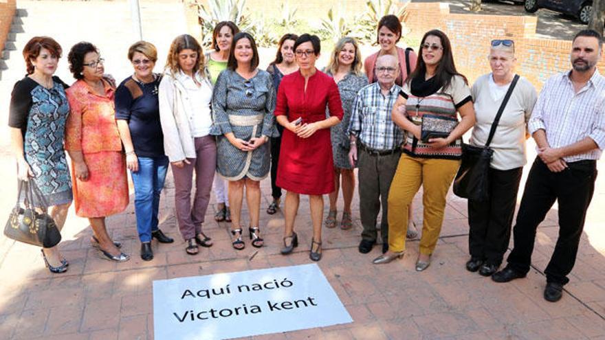 Gámez con José Baena y varios colectivos en el parque donde se levantaba la casa natal de Victoria Kent.