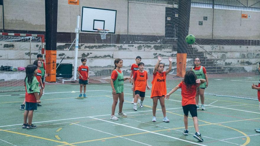 Participantes en las Escolas de Verán del Balonmán Cangas.