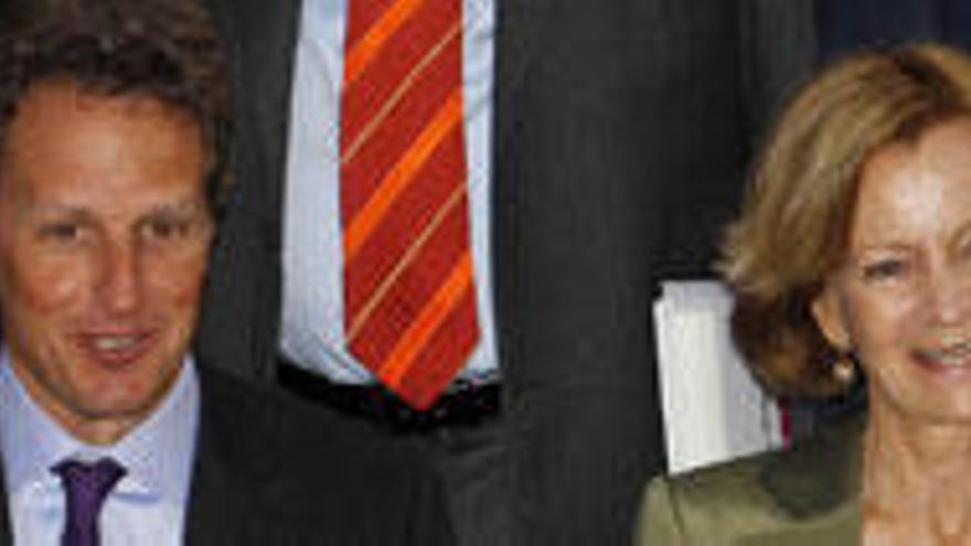 El secretario del Tesoro de EEUU, Timothy Geithner, junto a la ministra Elena Salgado.