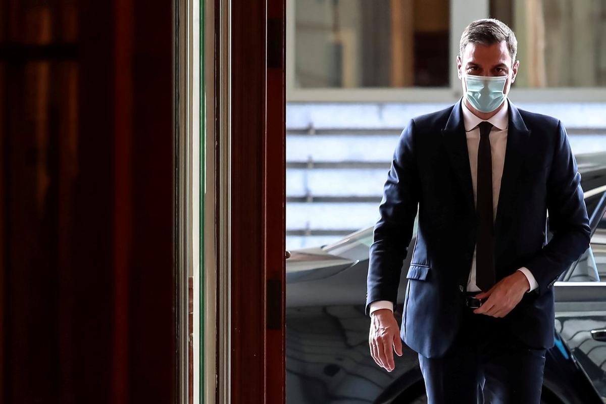 FILE PHOTO: Spanish Prime Minister Pedro Sanchez wears a face masks as he arrives to attend a session to request a sixth extension of the state of emergency amid the coronavirus disease (COVID-19) outbreak at Parliament in Madrid, Spain, June 3, 2020. Dani Duch/Pool via REUTERS/File Photo