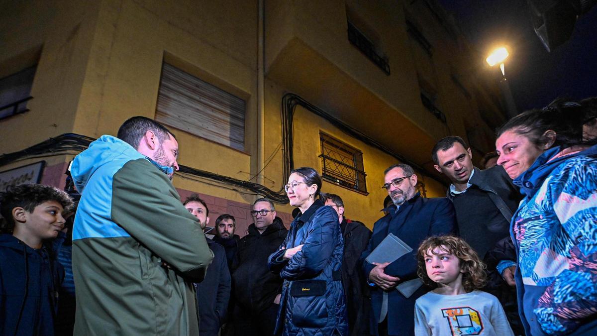 La alcaldesa Parlon da explicaciones ante los vecinos evacuados del edificio de Santa Coloma