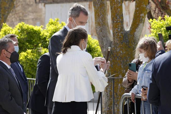 La reina Letizia y el rey Felipe VI firman un autógrafo a una niña en Zaragoza