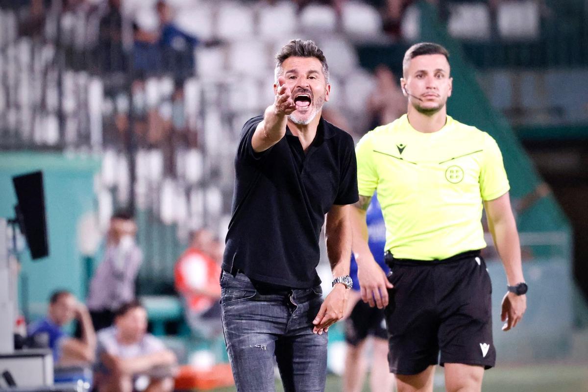 Iván Ania da indicaciones a sus futbolistas durante el pasado choque ante el Huesca.