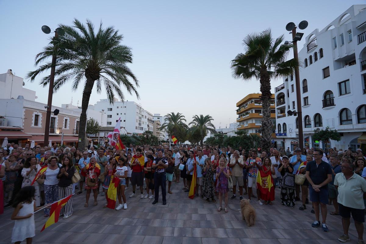 Mira las imágenes de la concentración en apoyo a Ceuta en Santa Eulària Mira las imágenes de la concentración en apoyo a Ceuta en Santa Eulària