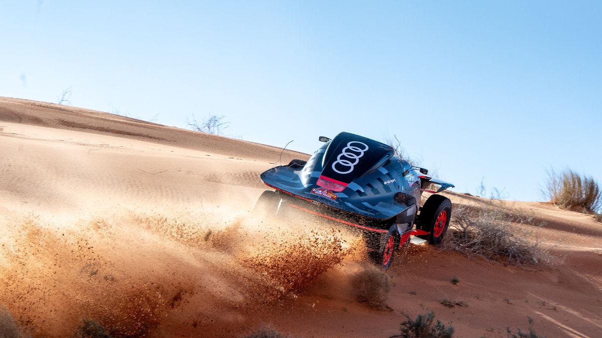Carlos Sainz en la cuarta etapa del Rally Dakar con el Audi RS Q E-Tron E2