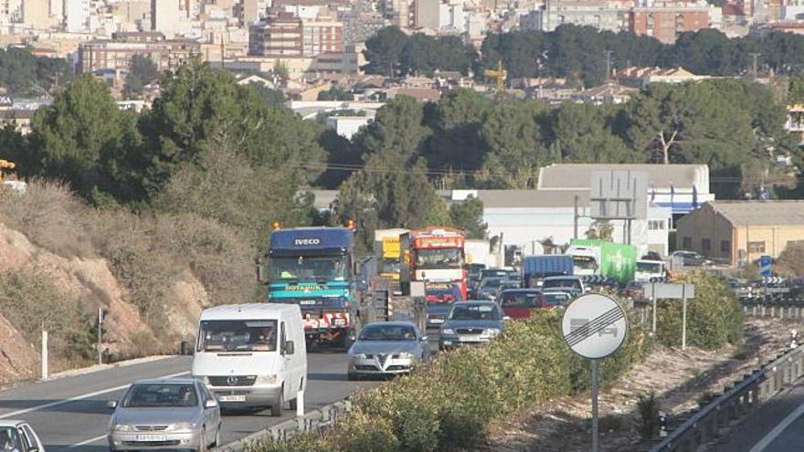 La autovía de Madrid, la A-31, soporta el paso diario de más de 55.000 vehículos en el tramo comprendido entre los municipios de Elda, Petrer y Novelda