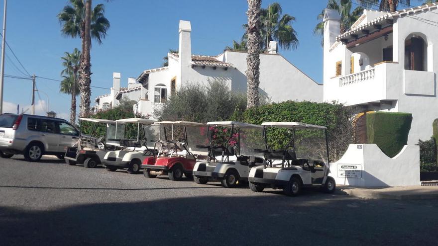 Carros de golf aparcados en Orihuela Costa.