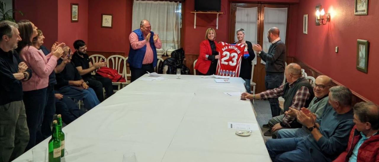 Sonia Pasarin entrega la camiseta del Sporting a Amalita, entre César Álvarez y Jano Murias. | S.P.