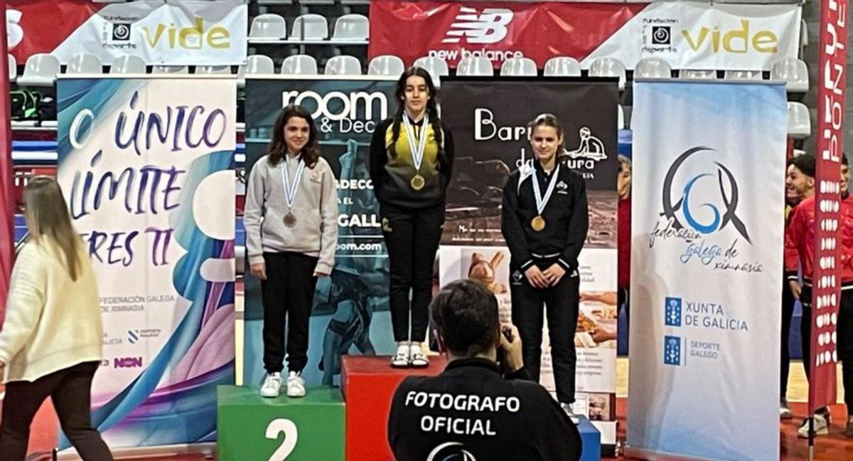 Uxía Rodríguez, en lo más alto del podio. |  // FDV