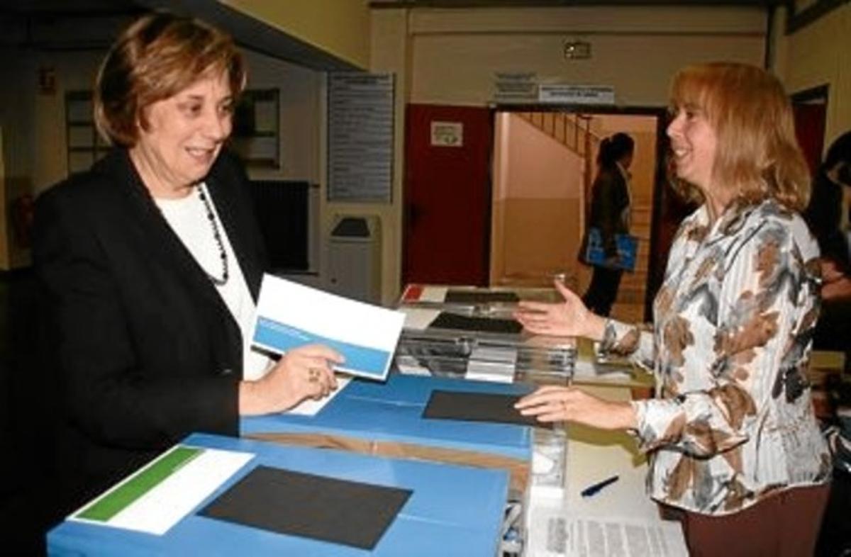 La rectora Anna Maria Geli, en el moment de dipositar el seu vot a l’urna, ahir.