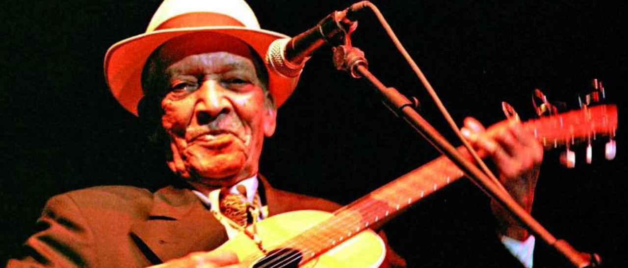 Compay Segundo, en acción, durante un concierto. |  // FDV