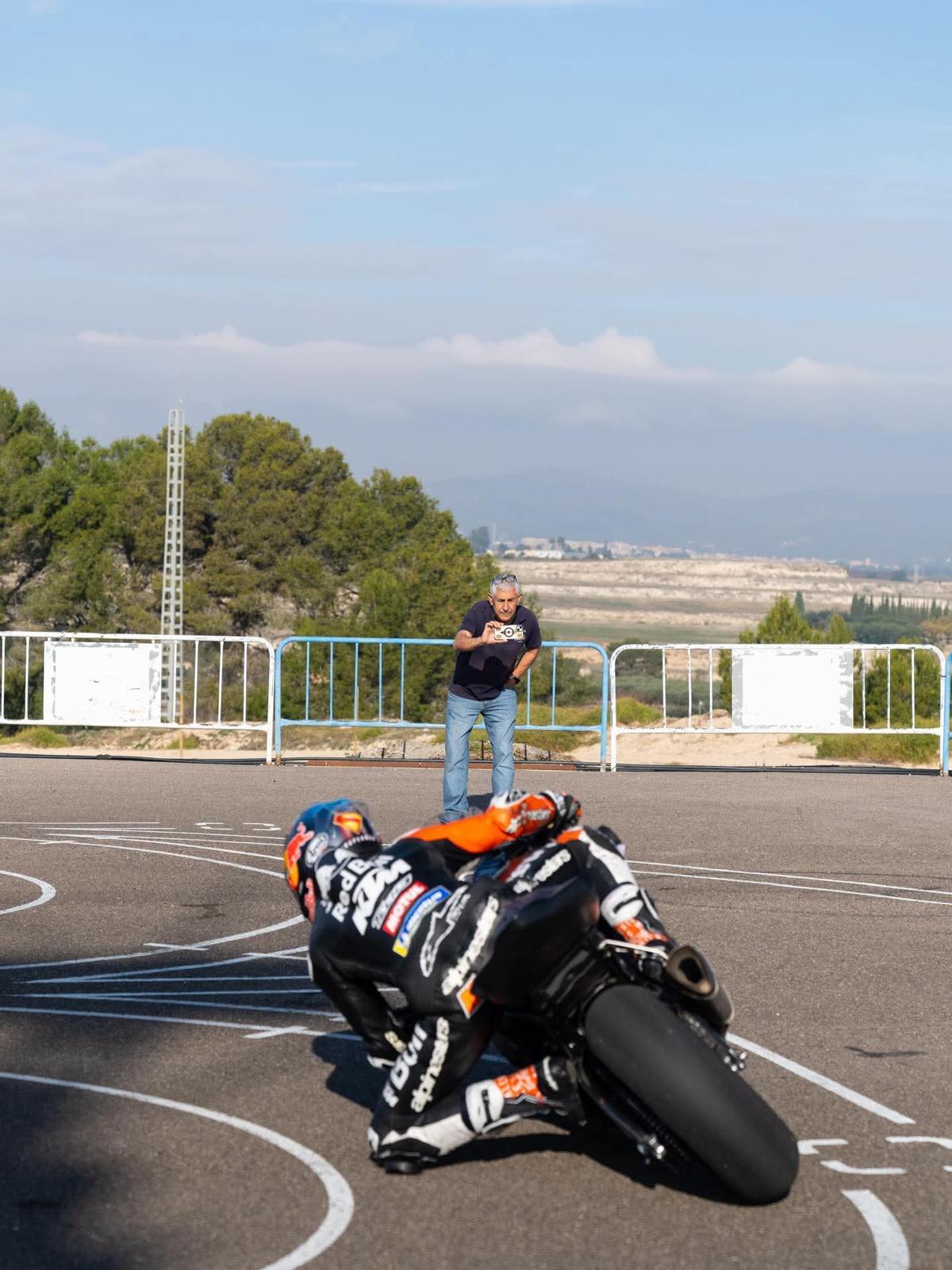 El piloto Maverick Viñales entrenando en el circuito de Albaida bajo la mirada de Chicho Lorenzo.