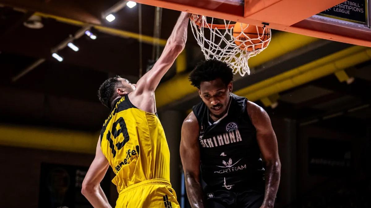 Shermadini realiza un mate ante el Derthona Basket.