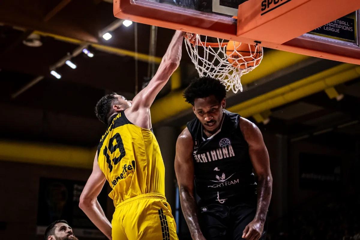 Shermadini realiza un mate ante el Derthona Basket.