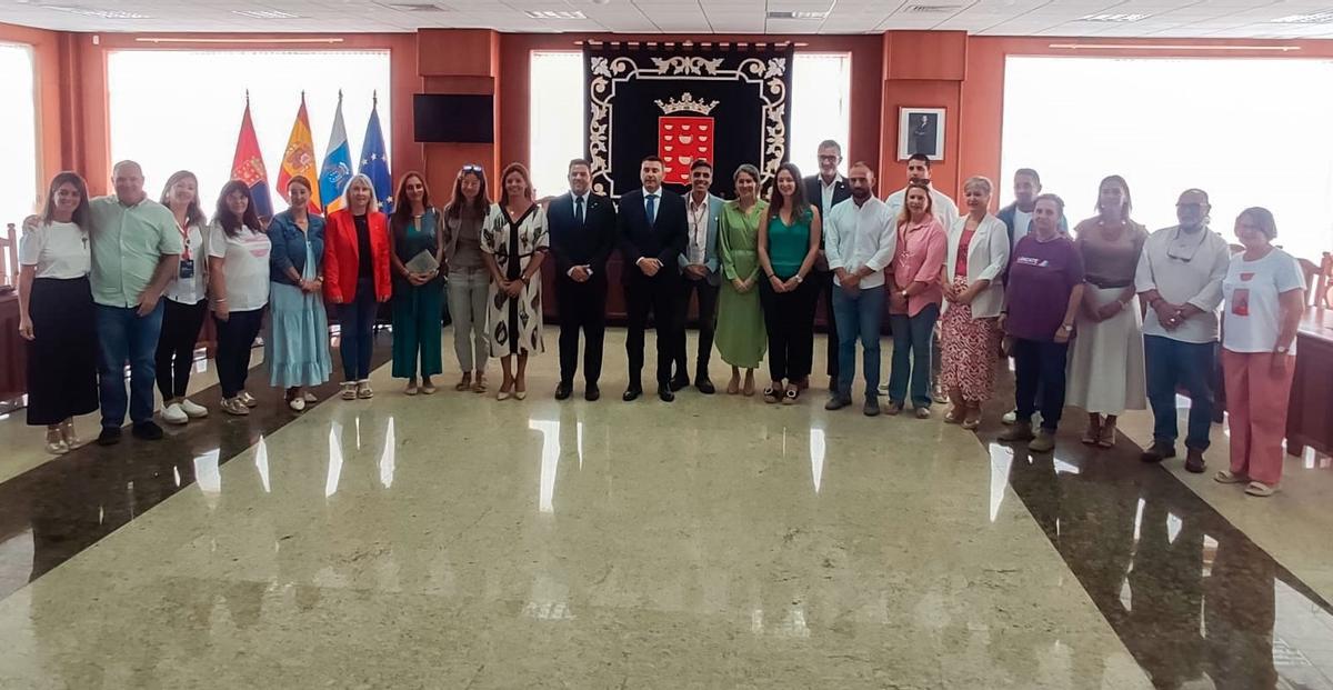 Participantes en la firma del Primer Pacto Insular Contra los Discursos de Odio y la Visibilidad del Colectivo LGTBI+, este viernes, en el Cabildo de Lanzarote.