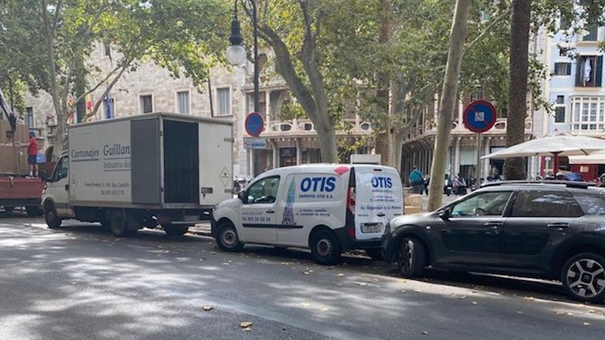 El carga y descarga de la plaza del Mercat situado en la calle Unió ocupado por vehículos particulares.