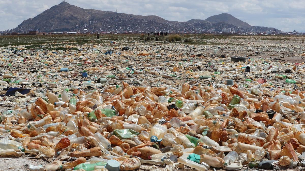 Contaminación plástica en el lago Uru Uru en Oruro (Bolivia).