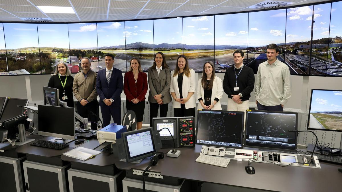 Presentación de la torre de control digital del aeropuerto de Peinador, en Vigo, la primera de su tipo en España. Equipo de Aena. En imagen, entre otros, la directora de Seguridad de Aena, Gema Martín (5i); la jefa de la futura torre, Lesly Iglesias (6i) y la directora del aeropuerto, Ana Molés (4i).
