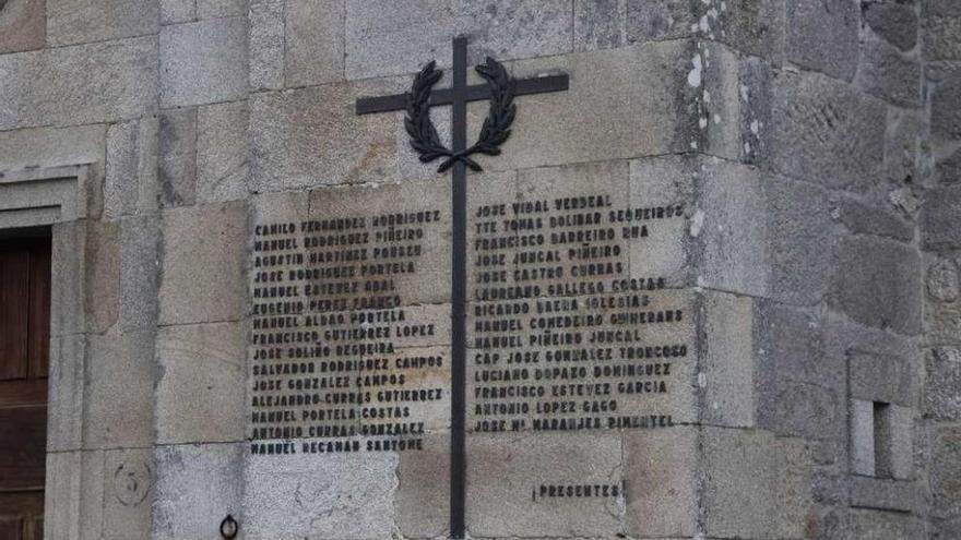 Homenaje a los caídos en la iglesia parroquial de Bueu. // Santos Álvarez