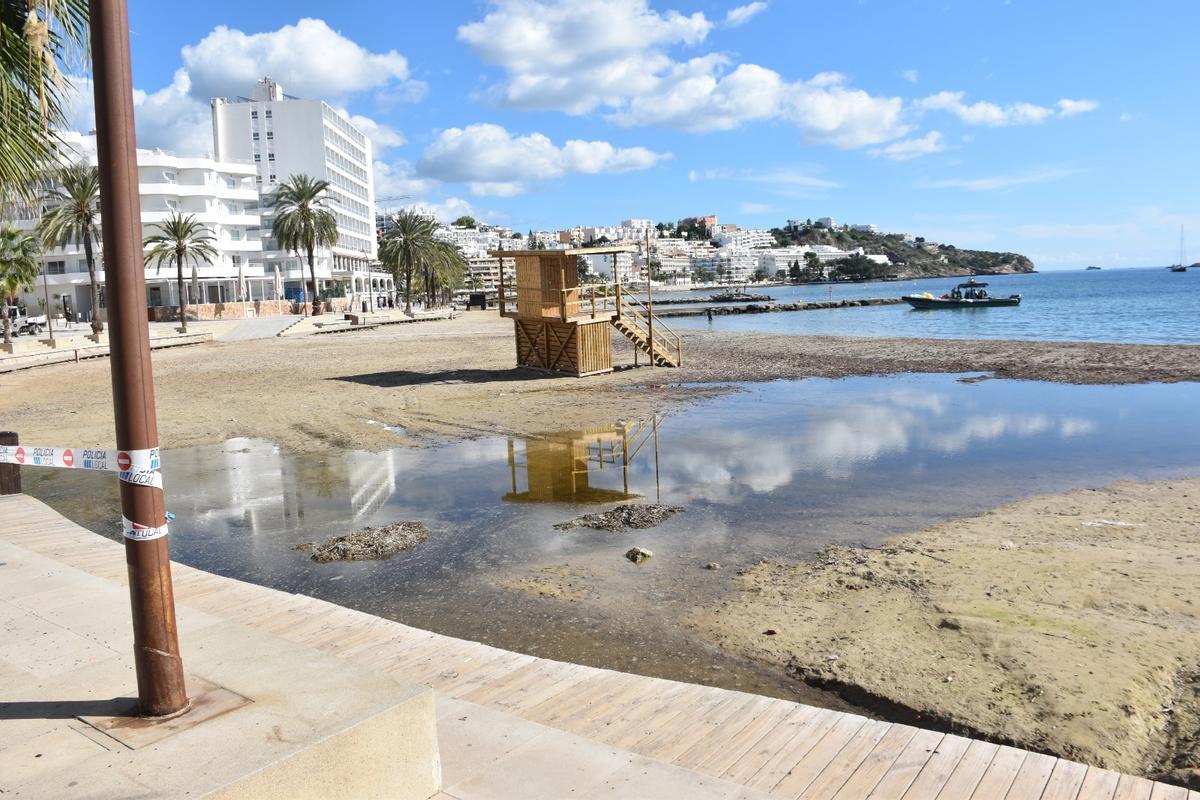 Balsa de agua en el arenal de Ses Figueretes