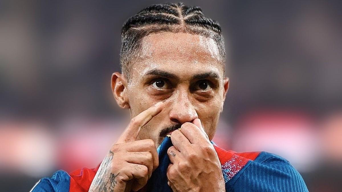 Raphinha besa el escudo del Barça tras un gol en la Supercopa