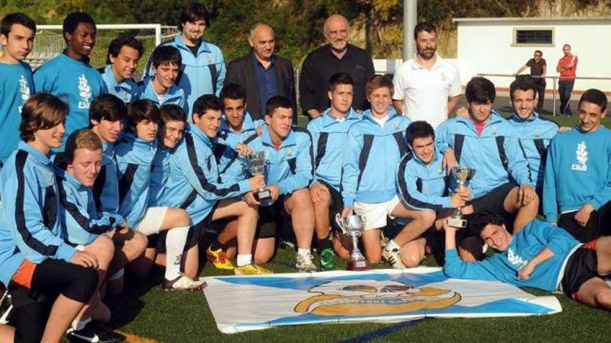 Los jugadores del Pontevedra Rugby Club con los trofeos ganados en la temporada. // Rafa Vázquez