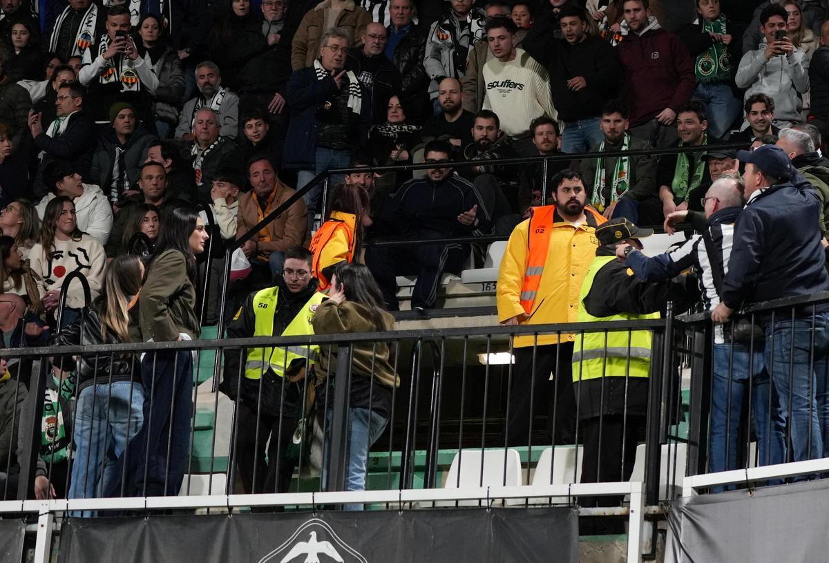 Galería | Nuevas imágenes del 'espectáculo' de los acompañantes del Racing en tribuna