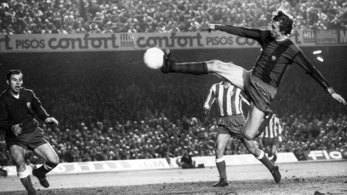 Uno de los goles más célebres de Cruyff: a Reina, en un Barça-Atlético en 1973.