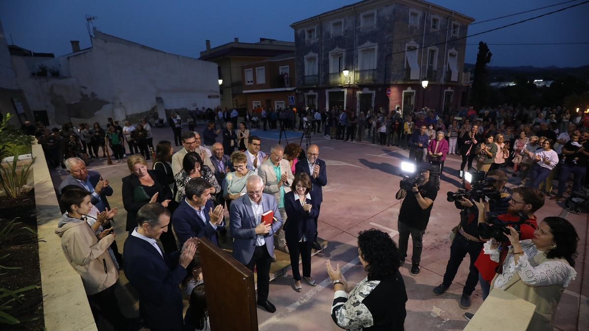 Numerosas personas han acudido a la inauguración del Jardín Tomás Maestre Gil en la tarde de este lunes.