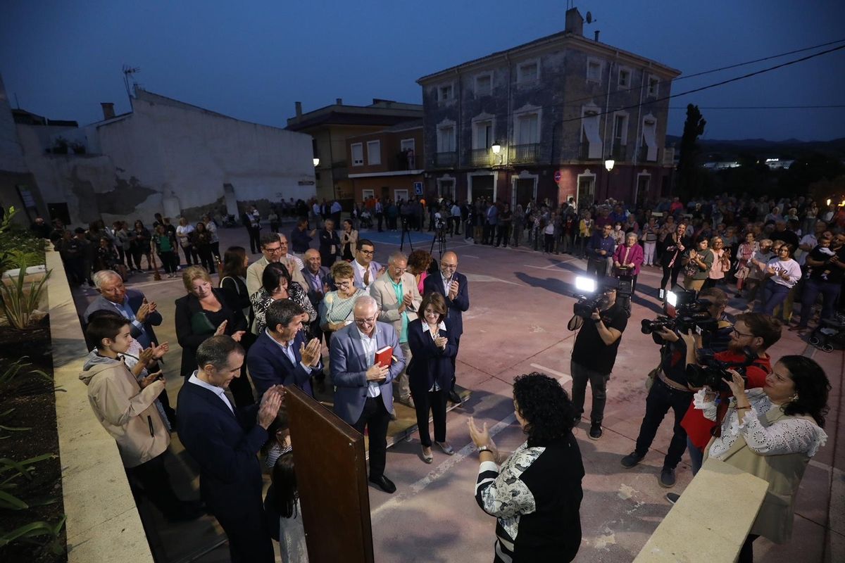 Numerosas personas han acudido a la inauguración del Jardín Tomás Maestre Gil en la tarde de este lunes.