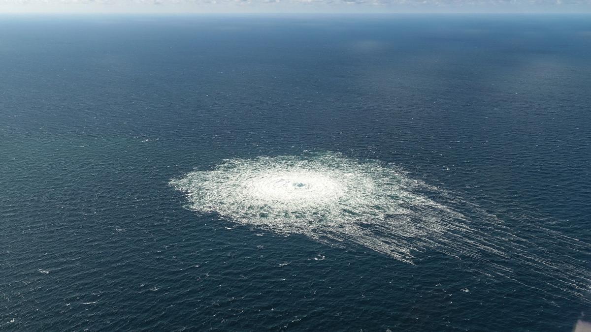 Vista aérea de una fuga en el gasoducto Nord Stream cerca de la isla de Bornholm, en Dinamarca