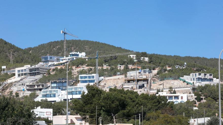 Varias grúas y viviendas en construcción en la montaña de Cas Mut, en una imagen captada ayer. | VICENT MARÍ