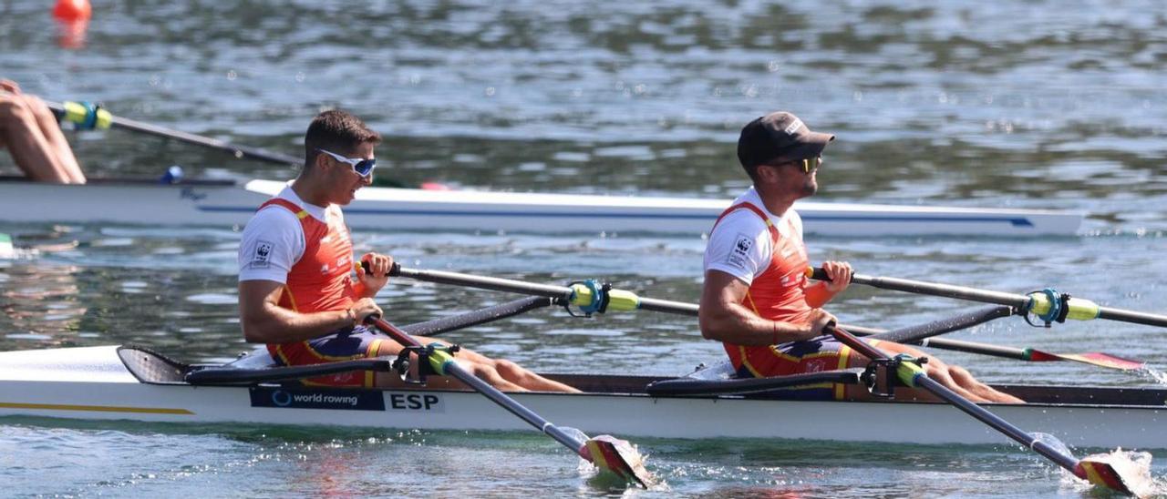 Rodrigo Conde (a la derecha y con gorra), junto a su compañero Aleix García en la final del Campeonato del Mundo de remo en Belgrado. |  // ANDREJ CUKIC/EFE