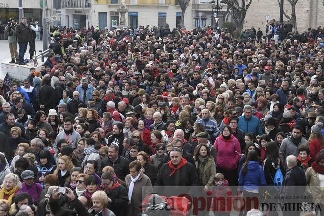 Los romeros acompañan a la Santa pese al frío.