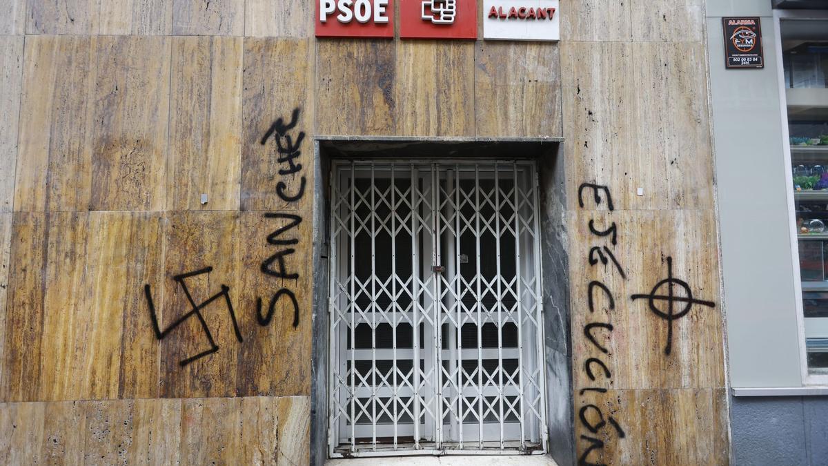 Fachada del PSPV-PSOE con las pintadas.