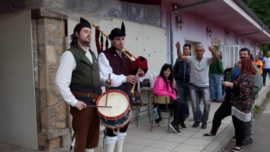 La gaita y el tambor con algunos de los asistentes a la jornada festiva.