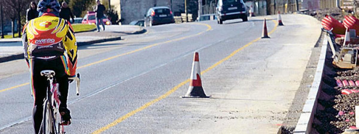 Los ciclistas se movilizan para conseguir el carril bici en La Corredoria