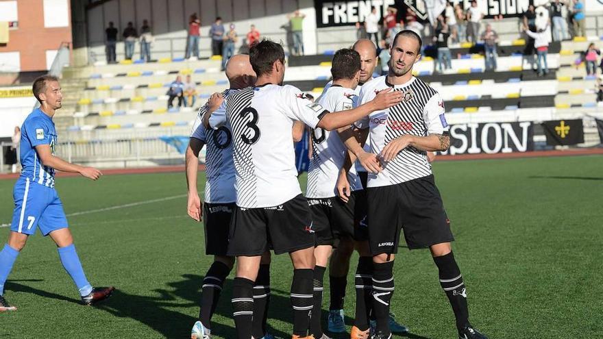 Los jugadores del Caudal celebran un tanto marcado a la Ponferradina.