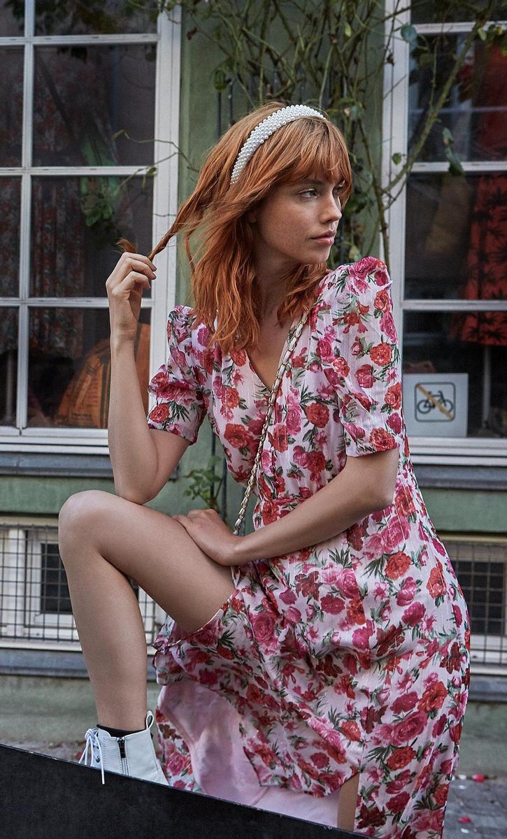 Vestido de flores, diadema joya y botas blancas, todo de Stradivarius