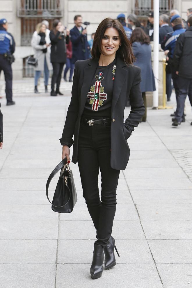 Penélope Cruz con look de Versace en Madrid