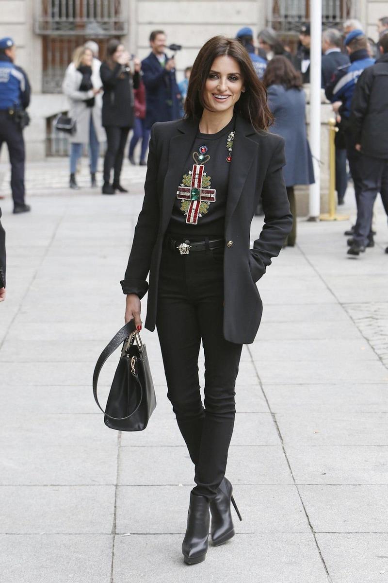 Penélope Cruz con look de Versace en Madrid