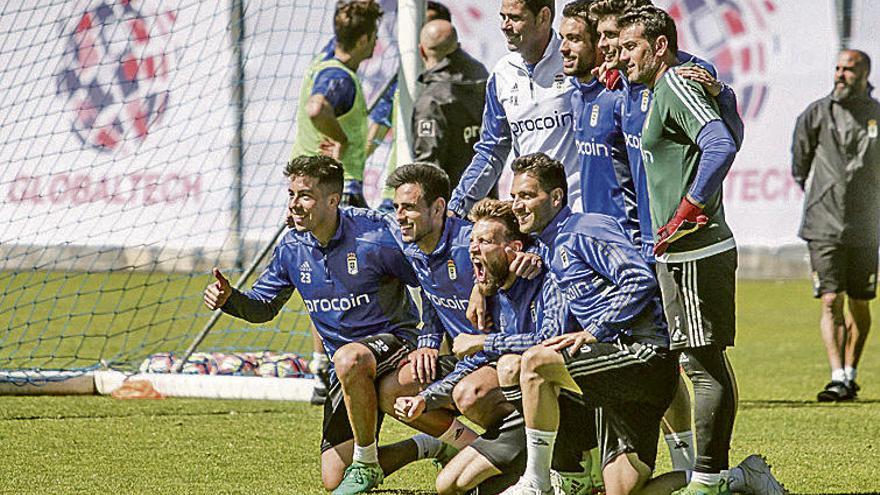 El equipo ganador en el partidillo posa para la foto.