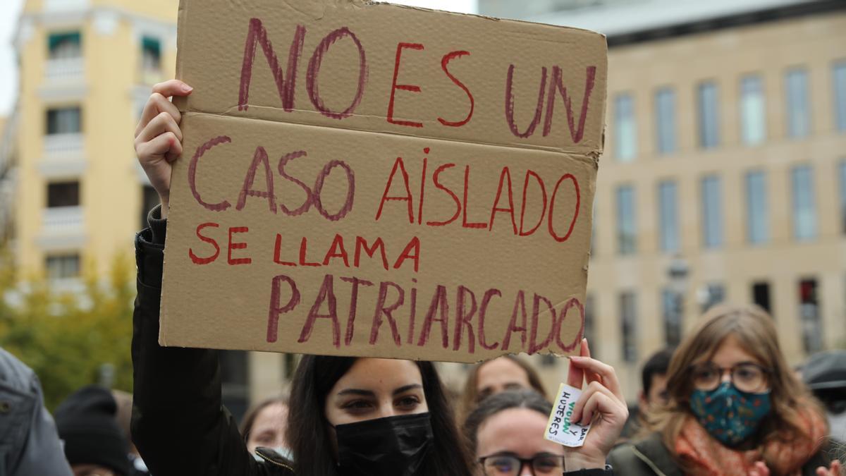 Una mujer sostiene una pancarta donde se lee la frase &quot;No es un caso aislado, se llama patriarcado&quot;, en una manifestación contra la sumisión química en Madrid.